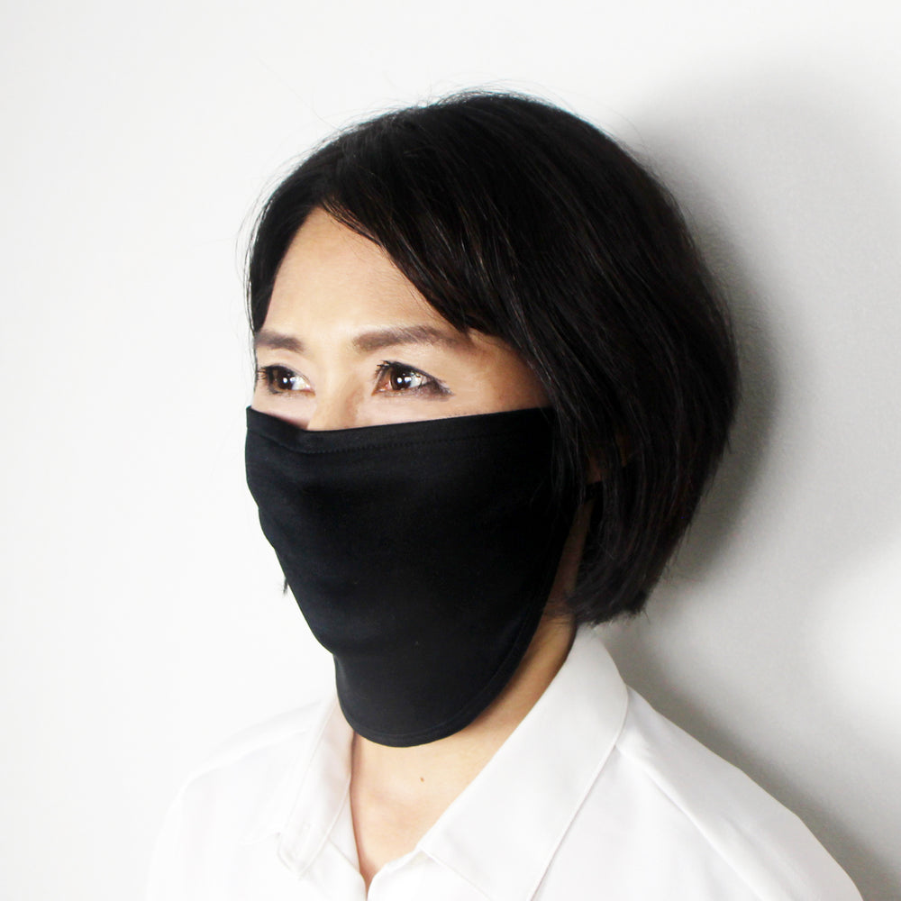 ORIME 極上シルク100％ 首にかけられる "ネックストラップマスク"（単品）斜め着用写真